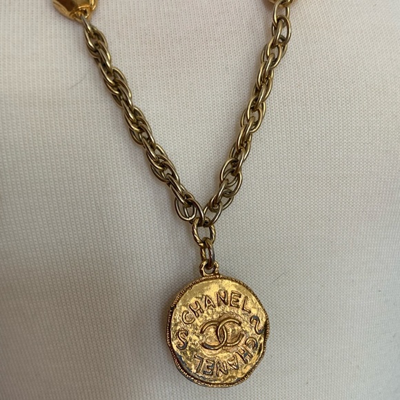 Chanel vintage gold Medallion with dual faced pendant featuring hexagon accents - Picture 9 of 9